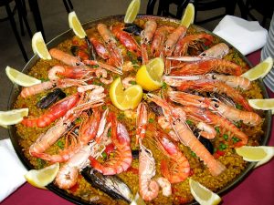 1200px-Paella_de_marisco_01_(cropped)_4.3